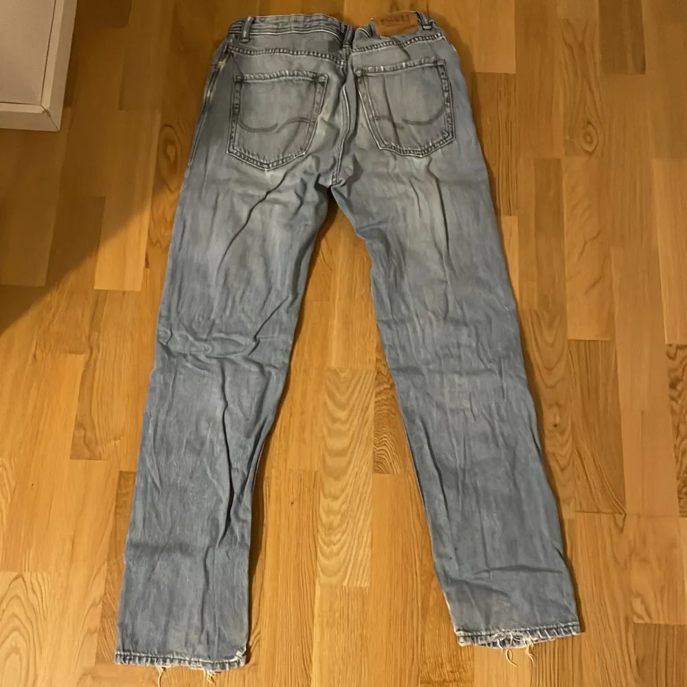 Storleken är 164/14y. Den är väl använd och har defekter på hälarna och på lappen där bak, där av priset.. Jeans & Byxor.