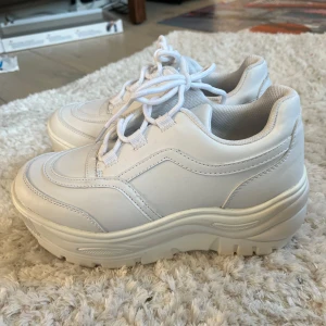Vita sneakers  - Vita sneakers i storlek 36. Använda ca 3 gånger så skorna är i väldigt bra skick.
