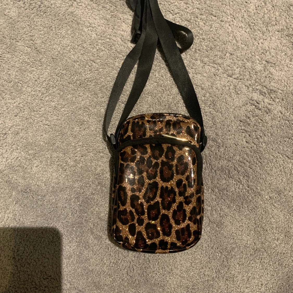 Axelväska med leopard print
