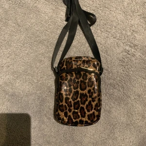 Axelväska med leopard print - Använt max 2 gr och är jätte fin🥰🥰