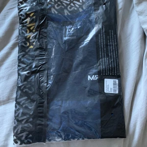 Blå långärmad träningströja från MP - Säljer en blå långärmad träningströja från Myprotein , perfekt för gymmet eller löprundan. Materialet är lätt och andas bra, vilket gör den idealisk för intensiva träningspass. Helt ny oöppnad aldrig använd. Orginalförpackning följer med. 