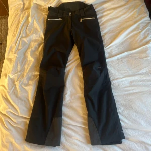 J Lindeberg skidbyxor - Säljer mina skidbyxor från J Lindeberg som jag köpte därifrån för 2 år sedan, passar S/M. Så sjukt najs och cool, älskar att dom är lite bootcut 😍😍 Köpte för 2500kr och säljer för 800kr💞