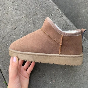Ugg liknande vinterskor - Liknande Ugg vinterskor.❤️ aldrig använda, fint skick! Storlek 40 men jag skulle säga att de är lite mindre i storleken. Tar gärna emot prisförslag !❤️