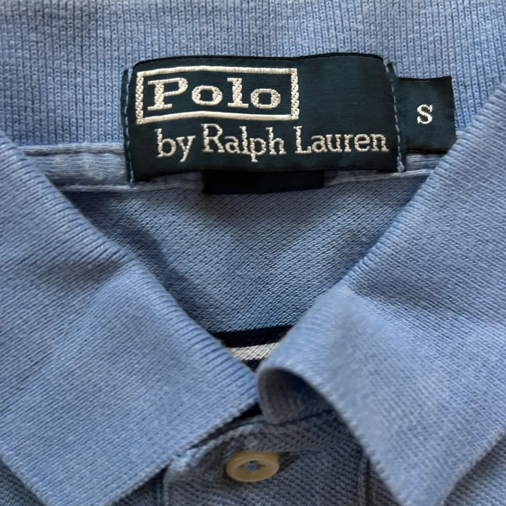 Jätte fin ralph lauren polo lång i längden för att ha under byxorna helt ny använda 1-2 gånger Storlek S men passar också M Nypris 1200. Skjortor.