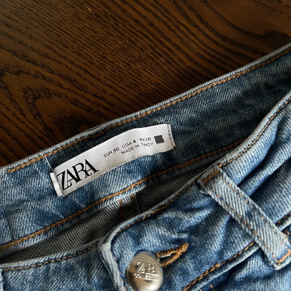 Flare jeans i full length från Zara, strl 36. Innerbensmått ca 86,5cm. Farkut & Housut.