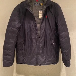 Ralph Lauren Jacka - Hej, säljer denna skit skygga Ralph Lauren jackan(påse ingår även) som är perfekt nu när det börjar bli kallare ute.🍂❄️ Den är i storlek Medium men passar även folk som har Small, om du har några frågor är det bara att höra av sig💯😁 (Nypris: 4295kr) 