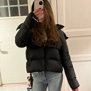 Calvin Klein puffer jacket - Snyggaste pufferjackan från Calvin Klein i storlek L men passar mig som har S i vanliga fall, endast använd fåtal gånger. Jätte skön och håller värmen nu i höst och till vintern. Nypris ligger på runt 2200kr, inga defekter💞💞💞💞💞