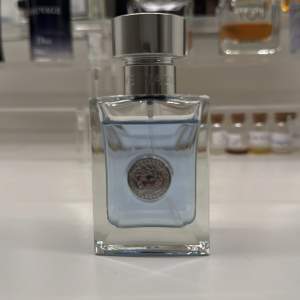 Säljer en elegant Versace Pour Homme Eau de Toilette. Perfekt för den som vill ha en fräsch och maskulin doft. Passar både till vardags och fest.