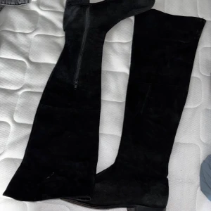 Höga klackar  - Säljer svarta höga! klackskor. Oanvända. 39 storlek. Sitter jätte fint! 