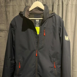 Helly Hansen jacka  - Helly Hansen jacka i färgen blå som är i mycket bra skick! Storlek S | nypris 2599kr | mitt pris 1499kr | hör av er vid fler frågor eller funderingar! 