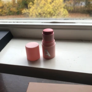 Caia berry smoothie blush stick - Swatchad en gång men för mörk för mig 