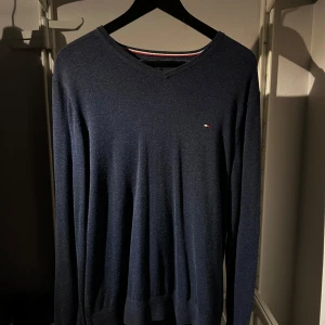 Tommy Hilfiger - Tommy Hilfiger Stickad Crewneck, Storlek S, bra skick inga hål eller synliga deffekter. Skriv för fler bilder!