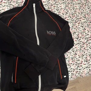 Hugo boss kofta - Storlek: S  Väldigt bra skick, nästan som ny Äkta Hugo boss  Dragkedja i fickorna 