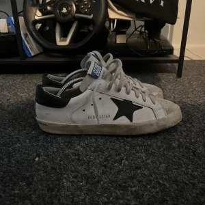 Golden goose - Golden goose skor, slitningarna på skorna är något som hör till modellen