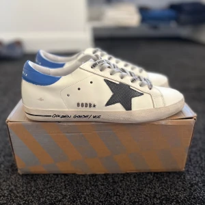 Golden goose  - Intressekoll på mina gg skor använda 2 gånger så nästintill nyskick/ Storlek 43 true to size/ Väldigt bekväma att gå i/ Har ingen stress att sälja dem så skambud undanbedes men kan gå ner i pris/ Tveka inte att höra av dig vid frågor. Fraktas samma dag som köp
