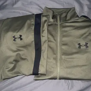 Hej! Jag säljer en grön Under Armour i storlek M. Den har använts några gånger, men det syns inte på den. Jag säljer den för 600 kr. Om du är intresserad eller har några frågor, hör gärna av dig!