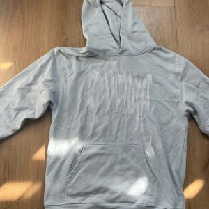 Revenge hoodie - Blå Revenge hoodie, 7/10 skick använd och finns lite knottrar men inga fläckar eller hål. Snabb affär = lägre pris. Storlek m sitter m