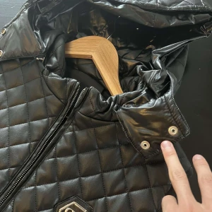 Philipp Plein Väst - Använd en halv höst därför att jag växte ur den. Strl M satt sjukt bra när jag hade M. Pris går att diskutera vid snabb affär 