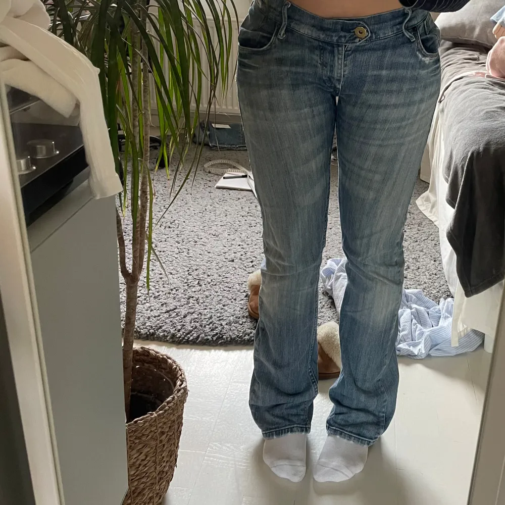 Supersnygga utsvängda Levis jeans! Midja: 40cm, Innerbenslängd: 77 cm. Jeans & Byxor.