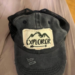 Explorer keps  - Cool keps bra skick använder inte keps mer. Pris kan diskuteras eftersom ifall man ska ha fler kepsar. 