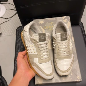 Valentino rockrunners  - Säljer dessa feta valentino rockrunners perfekt nu till höst och vinter ! Fits 40! Skick 7/10. Kan gå ner i pris vid snabb affär. Hör av dig vid minsta fundering!🤩