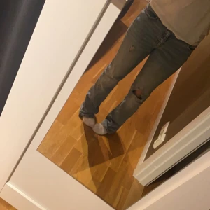 Lågmidjade jeans - skit snygga jeans med hål!! Låmidjade och jätte snygga!! Minns inte vart jag har köpt dom❤️