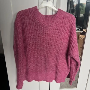Stickad tröja stl XS - Fin rosa stickad tröja från Lager 157. Använd ett fåtal gånger.