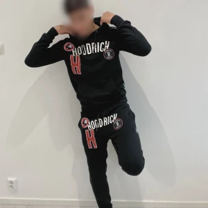 Hoodrich tracksuit svart - Säljer denna hoodrich tracksuit som är 10/10 i skick. Hoodien är i storlek XS och byxorna är i storlek S.