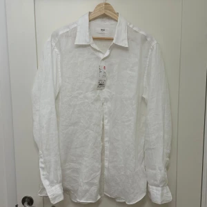 UNIQLO Linnekskjorta - Vit linneskjorta från UNIQLO i storlek M Helt oanvänd och tags kvar