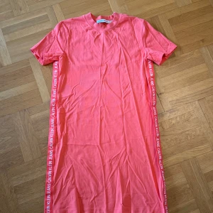 Calvin Klein klänning  - Calvin Klein klänning i en rosa/orange färg i storlek Xs från Pondus. Står Calvin Klein på sidorna i vitt. Väldigt bra skick.