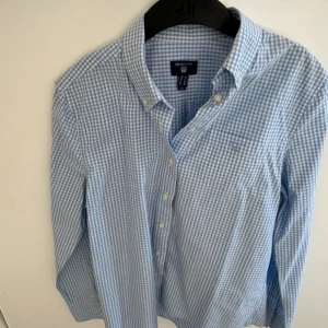 Gant skjorta  - Damskjorta från gant som är figursydd. Använd men fortfarande i bra skick. 