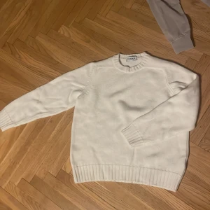 Dondup stickad tröja - Detta är en snygg skön och clean vit stickad Dondup tröja 100% ull som är i bra skick hör av er om ni är intresserade!