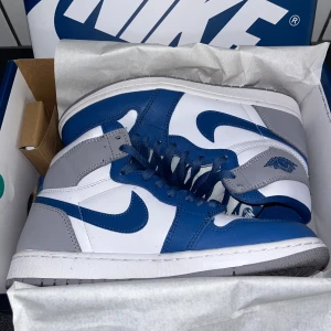 Air Jordan 1 Mid True Blue - Dessa fina jordans har inte används mycket och därför ska säljas. Passar perfekt till de flesta outfits. Man får med original lådan och ett par vita snören. Pris kan diskuteras vid snabb affär!