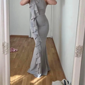 Fest afton bal klänning - Jätte vacker och elegant, ny oanvänd fest/afton/bal klänning Storlek XS men kan även passa en S 