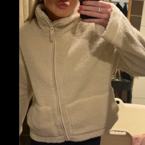 Teddy jacka - Säljer denna populära teddyjacka från hm, väldigt fint skick💕i en ljusbeige färg. Säljer även i svart, även den är i väldigt fint skick