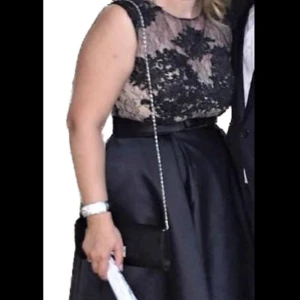 Elegant festklänning  - Underbar, elegant svart festklänning i storlek M (strl 38-40). Perfekt för olika festtillfällen 🖤