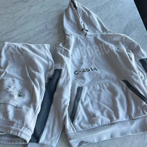 Hoodrich dress - Hoodrich dress i storlek S byxorna har ett litet hål o nåra fläckar som man ser på bilderna annars bra skick.