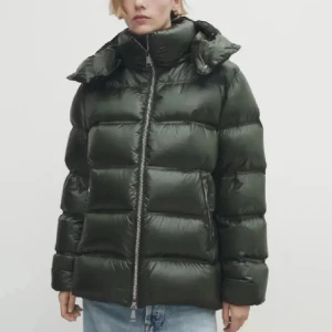 Massimodutti jacka - Massimodutti jacka, bra skick, finns inte fler bilder än på inlägget buda ifrån 2200!