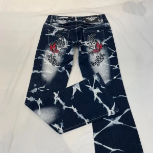 Lågmidjade bootcut jeans från Crazy Age🤩 - Midja 37 cm rakt över, innerben 76 cm o gren 18 cm💕uppsydda så korta på mig som är 169