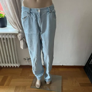 Ljusblåa baggyjeans baggy jeans - Se bilder