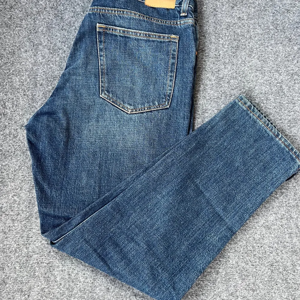 Bra skick, modell Barrel, storlek 30/30 Jeans med slits(se sista bild). Jeans & Byxor.