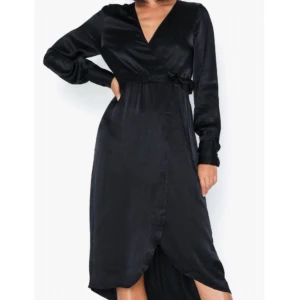 Svart klänning Vero Moda  - Ursäkta skrynkligheten, fick den genuint hemskickad så.   Svart omlottklänning från Vero moda Helt oanvänd med prislappar  Storlek : L