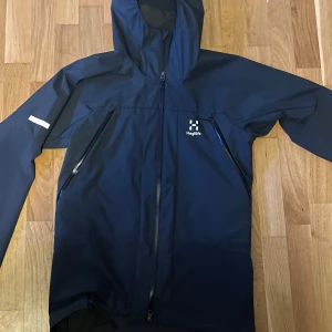 Haglöfs vindjacka - Säljer min nya haglöfsjacka pga för liten, fick den i present nu till hösten, har prislapp kvar, använd 1-2 gånger, skick 10/10. Stl S men passar även M, nypris 3800. Pris ej hugget i sten!