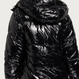 Nelly jacka i S eller Xs - En glansig jacka från Nelly i storlek Xs eller S, inga hål och bra skick köpt för 800kr och jag säljer den för att jag har tröttnat på den💞