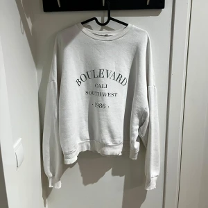 Vit sweatshirt  - Vit sweatshirt från nelly i storlek S men oversized