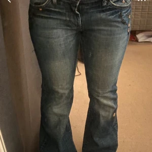 Low waist jeans  - Low waist bootcut jeans, säljer pågrund av att dom är för stora Köpt på Vinted  Lånade bilder men hör av dig om du vill ha fler bilder 