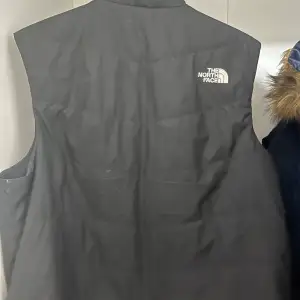 Säljer en northface väst använd ett par gånger men är i jätte bra skick 