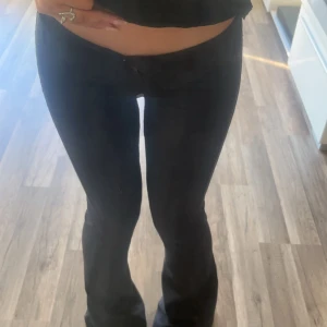 kostymbyxor ❣️ - säljer dessa jätte snygga lowwaist kostymbyxor från gina❣️ aldrig använt då dem ej passar (försmå) storlek xs 💕 sitter dock jätte bra o är sköna, skriv om du har frågor eller är intresserad! har då vikt ner dem på bilden för dem ej passar! ❤️