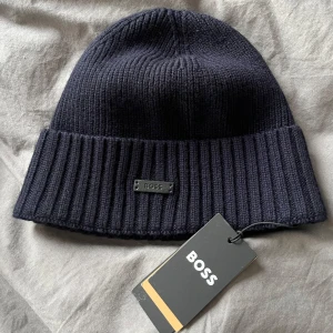 Hugo boss mössa - Aldrig använts, prislapp finns kvar. Bra kvalite och varm. Pris kan diskuteras 