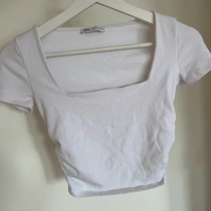 Tight t-shirt ZARA - Tight t-shirt/topp från zara i storleken S, aldrig använd, ”rynkor” på sidorna